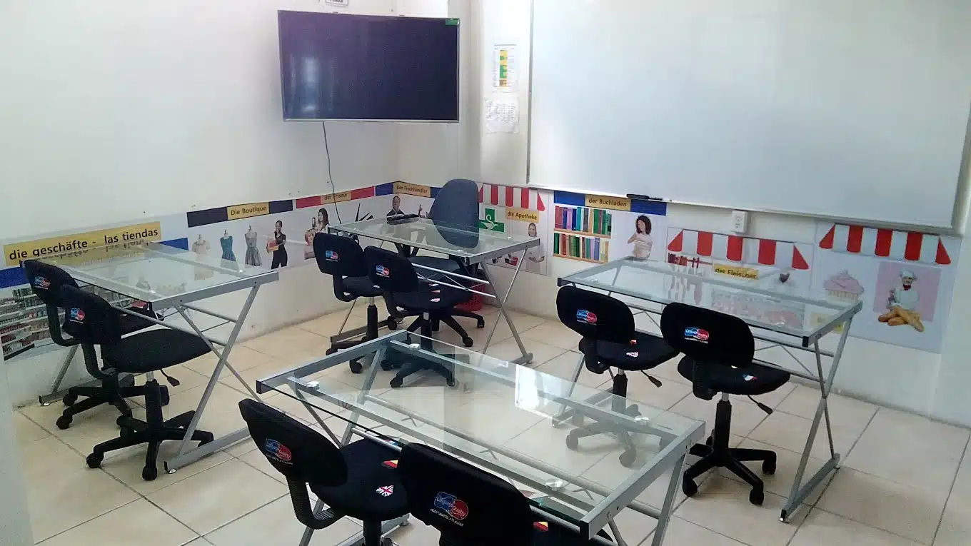 Sala con detalles decorativos y cojines estampados en áreas comunes del hotel