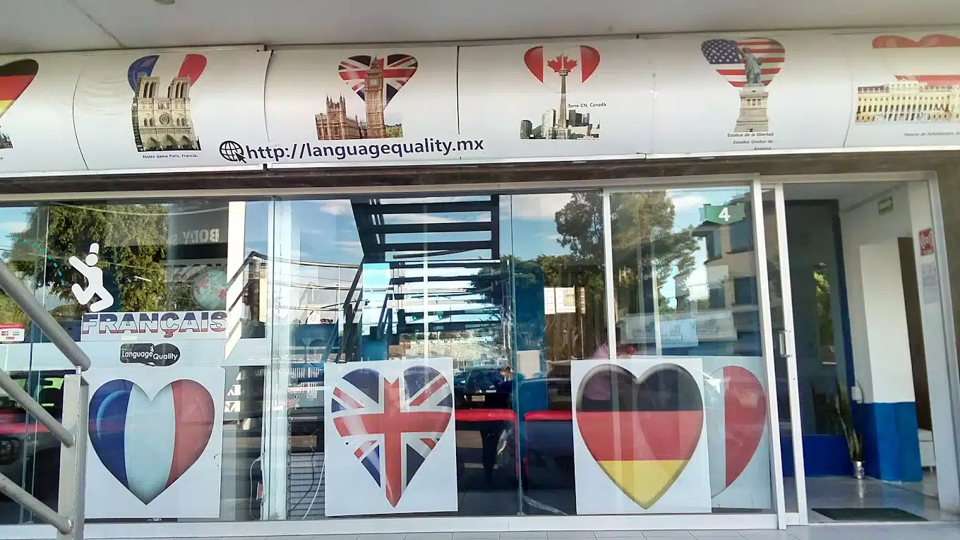Vista completa de la recepción del Hotel Ejecutivo Inn, con áreas de espera y atención personalizada