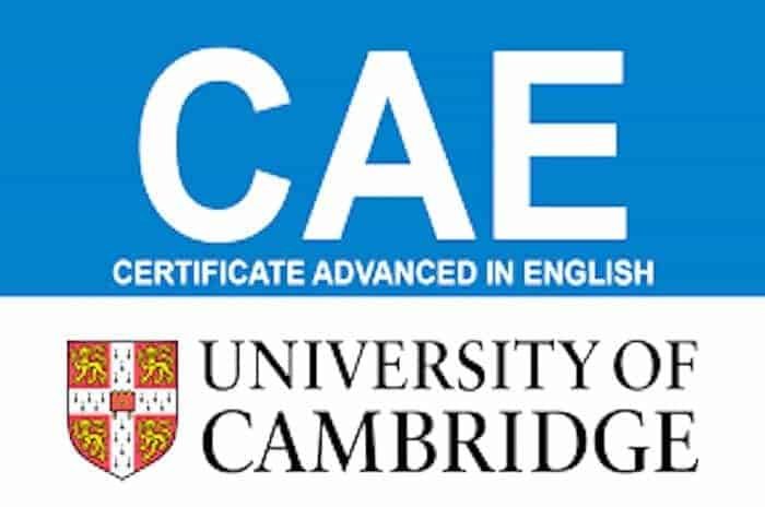 Logotipo oficial del Certificate in Advanced English (CAE) de Cambridge, representando cursos de idiomas en Puebla con certificación internacional.