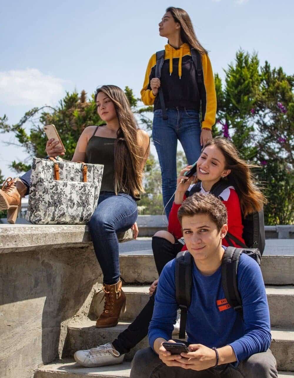 Grupo de jóvenes estudiantes en Puebla representando cursos de lenguas extranjeras en un ambiente moderno y juvenil.